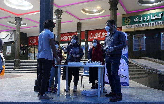 پویش مقابله با ویروس کرونا و توزیع ژل ضد عفونی در کیش- عكس: حسين تهوري